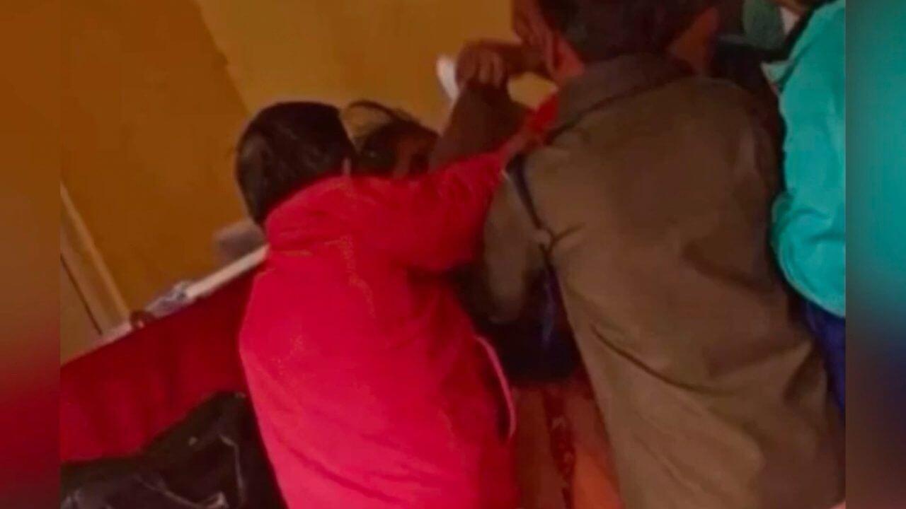 भिंड तहसील ऑफिस में बाबू ने बुजुर्ग महिला पर बरसाए जूते-थप्पड़, वीडियो सामने आने के बाद क्लर्क निलंबित