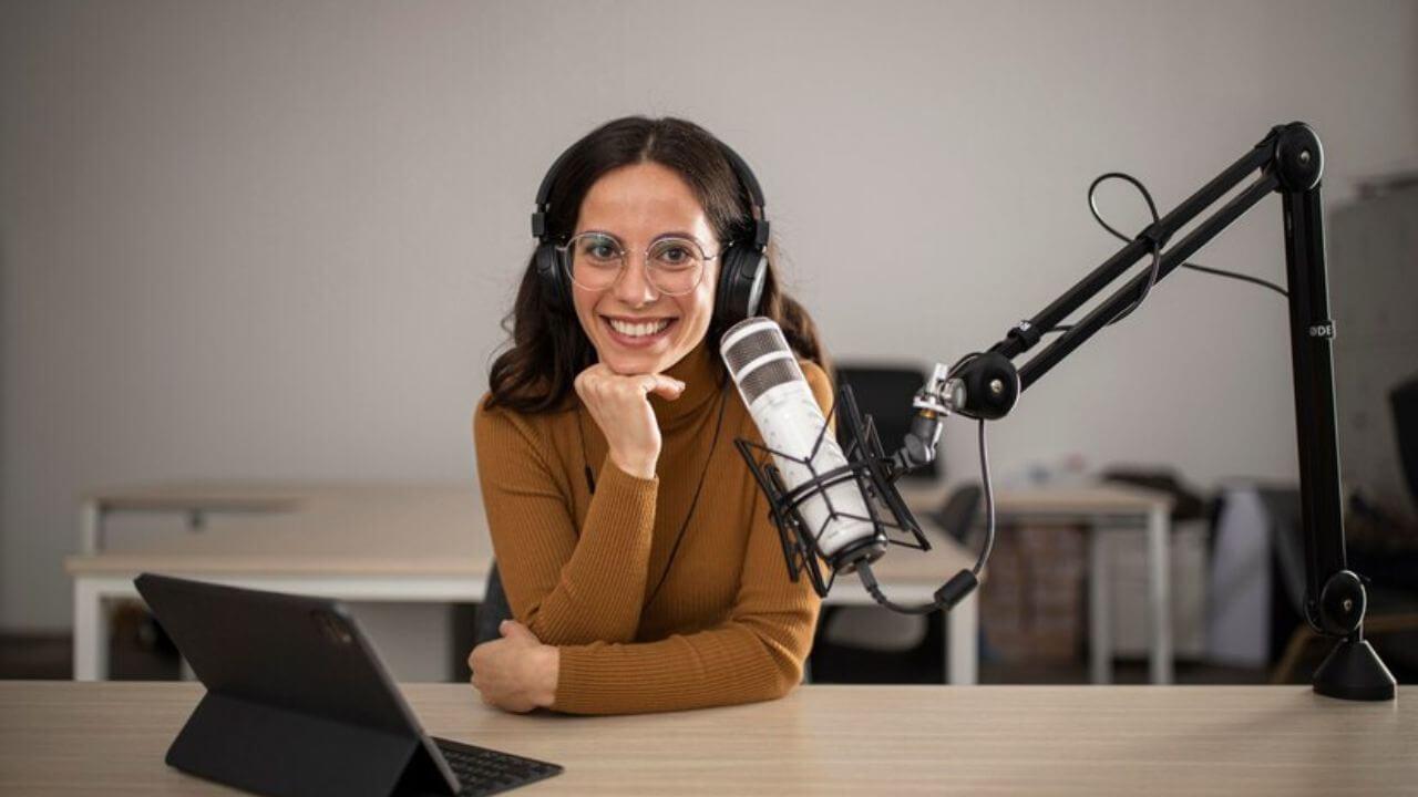 पॉडकास्टिंग में करियर बनाने के लिए अपनाएं ये टिप्स, नाम और पैसा कमाने का मिलेगा अच्छा मौक़ा
