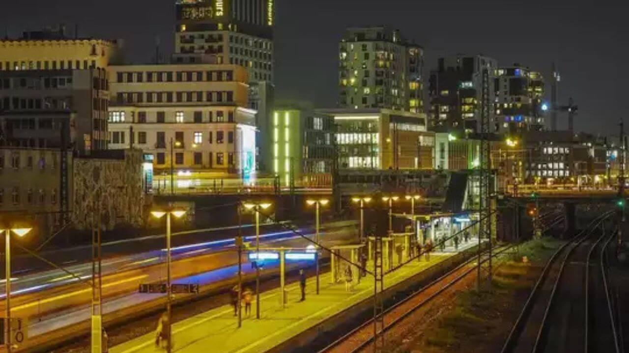 रात में हवा से बातें करती नजर आती हैं ट्रेनें, जबकि दिन में गति होती है धीमी, जानें क्यों?