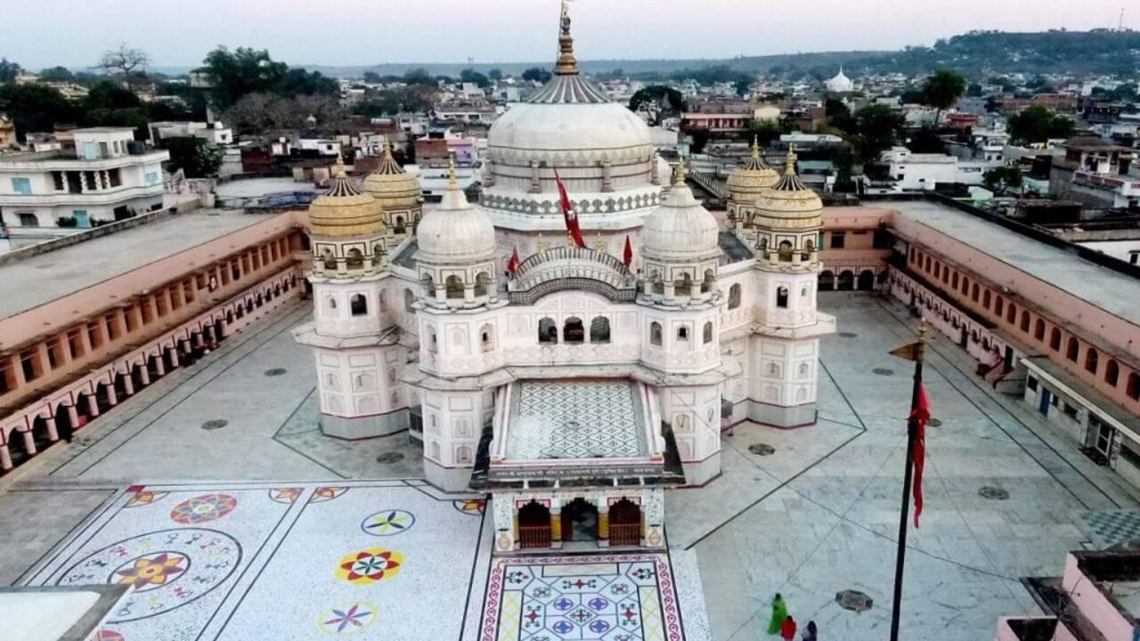 पन्ना में नए साल का जश्न, प्राणनाथ मंदिर में उमड़ी श्रद्धालुओं की भीड़