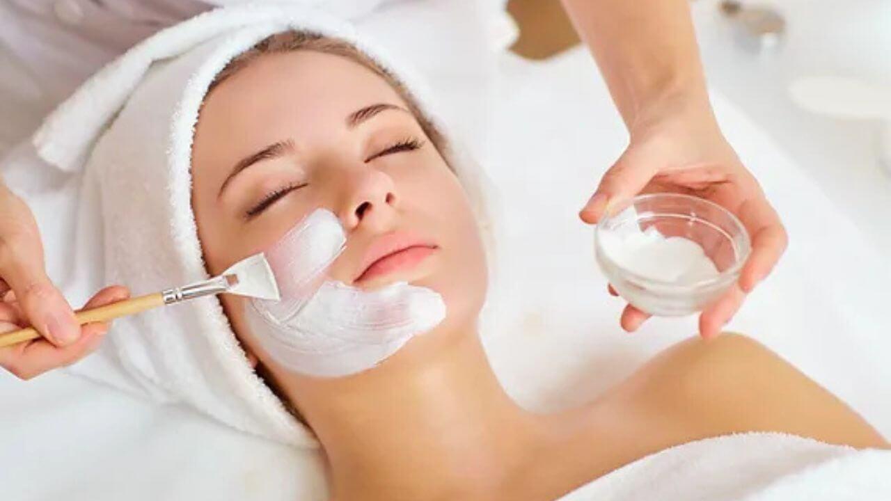 चेहरे पर चाहिए शीशे जैसी चमक, इस चीज से करें फेस मसाज, मिलेगा नेचुरल ग्लो