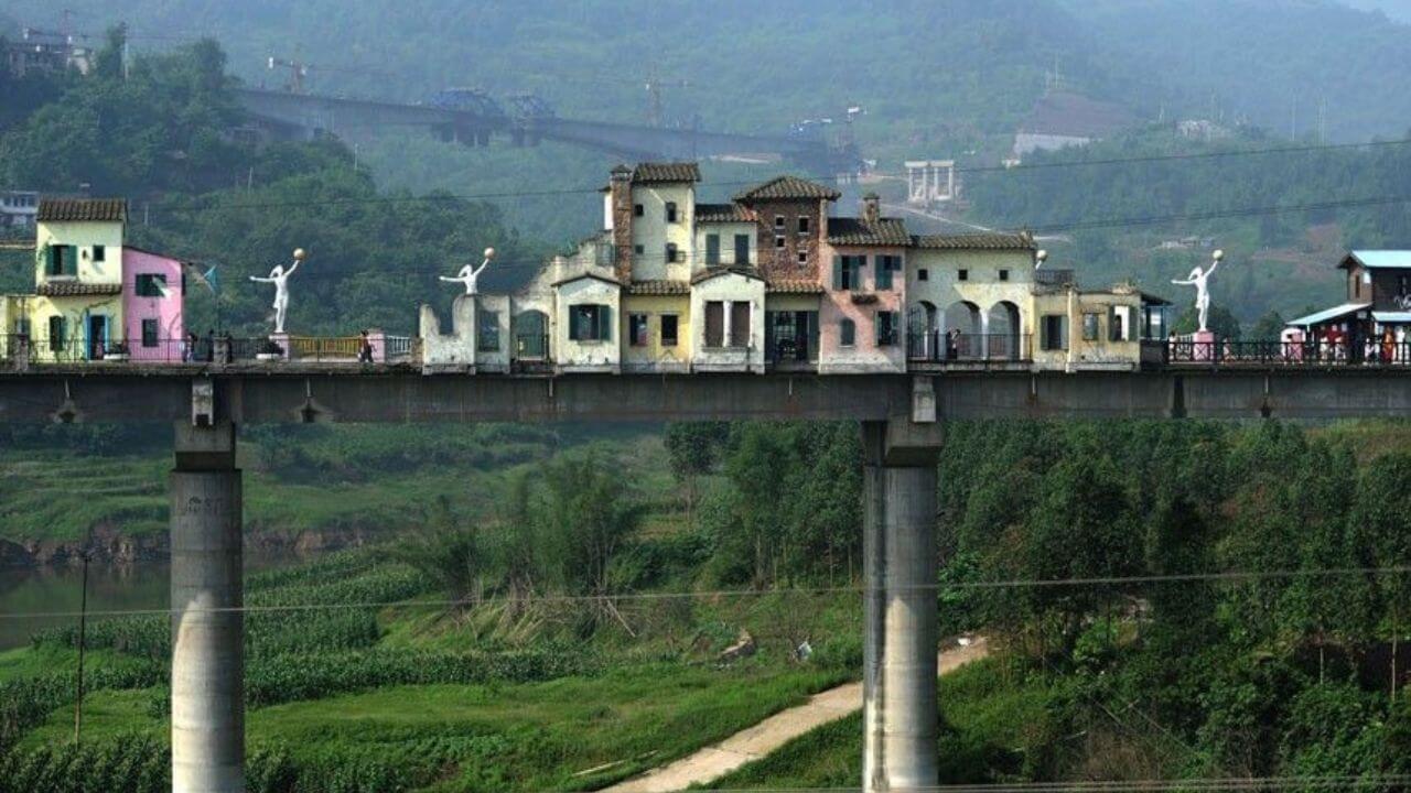 दुनिया का अनोखा पुल, जिसपर बसा है पूरा गांव, देखें वीडियो