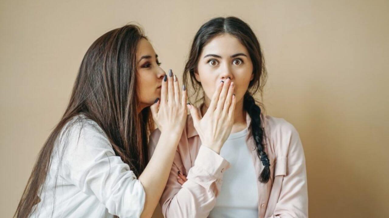 क्या चुगली सच में फ़ायदेमंद हो सकती है? जानें इसके चौंकाने वाले फायदे