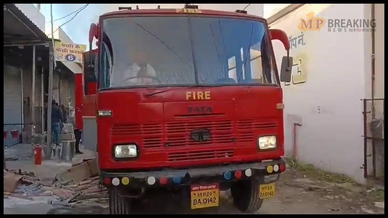 जबलपुर के पटाखा बाजार में लगी भीषण आग, लाखों रुपये का नुकसान, कलेक्टर ने दिए जांच के आदेश