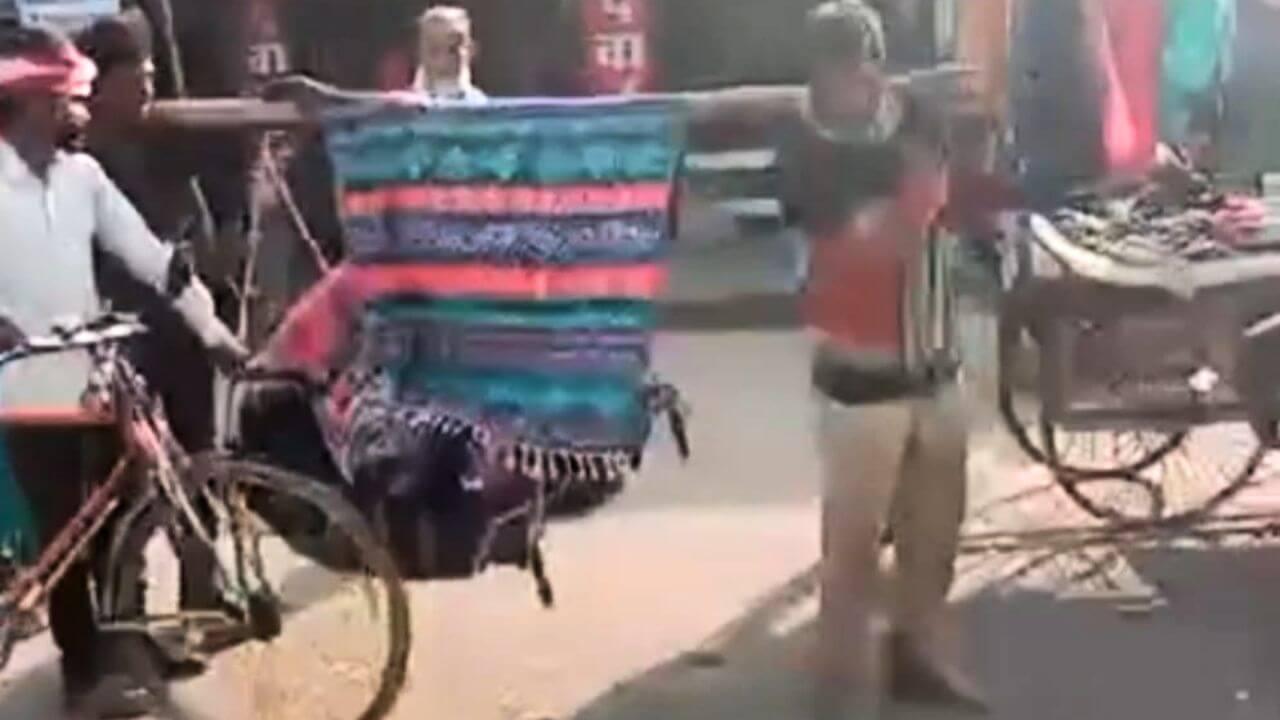 आदिवासी मरीज को नहीं मिली एम्बुलेंस, इलाज के लिए खाट पर तीन किलोमीटर दूर ले गए परिजन, कांग्रेस का तंज, BJP का यही अमृतकाल है