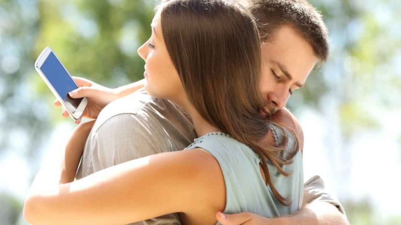 कहीं आपका पार्टनर तो नहीं कर रहा माइक्रो-चीटिंग? इन सकेंतों से पहचानें