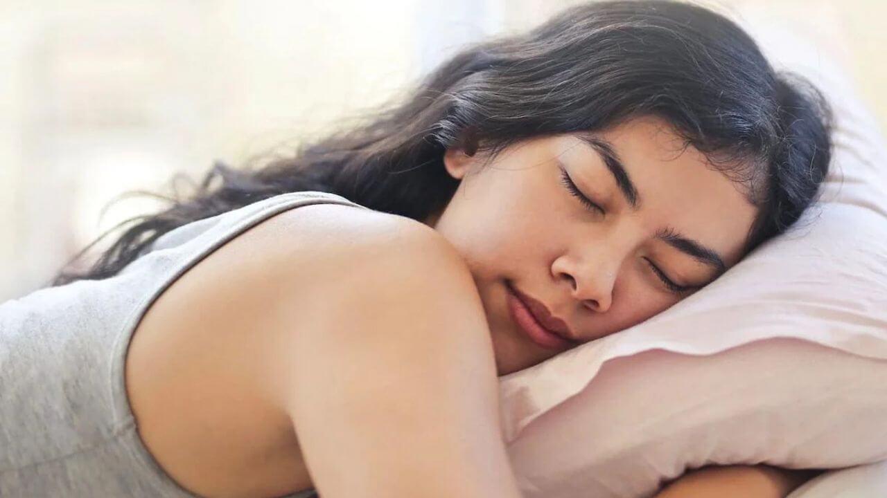 रात में तकिये के नीचे रखें किचन की ये एक चीज, जीवन की समस्याएं होंगी दूर