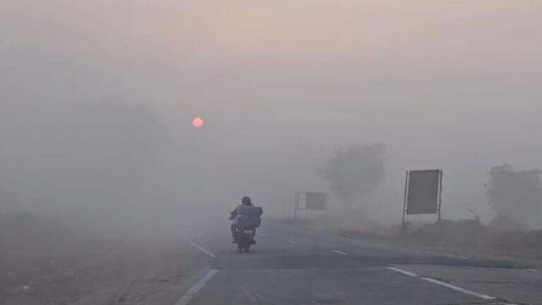 UP WEATHER: ठंड का कहर जारी, 2 दिन घने कोहरे और शीतलहर का अलर्ट, इन जिलों के स्कूलों में छुट्टी, पढ़े IMD अपडेट