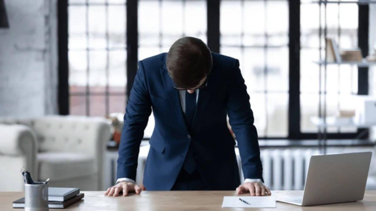 सफलता के रास्ते में रुकावट बनती हैं ये आदतें, आज से ही सुधारें