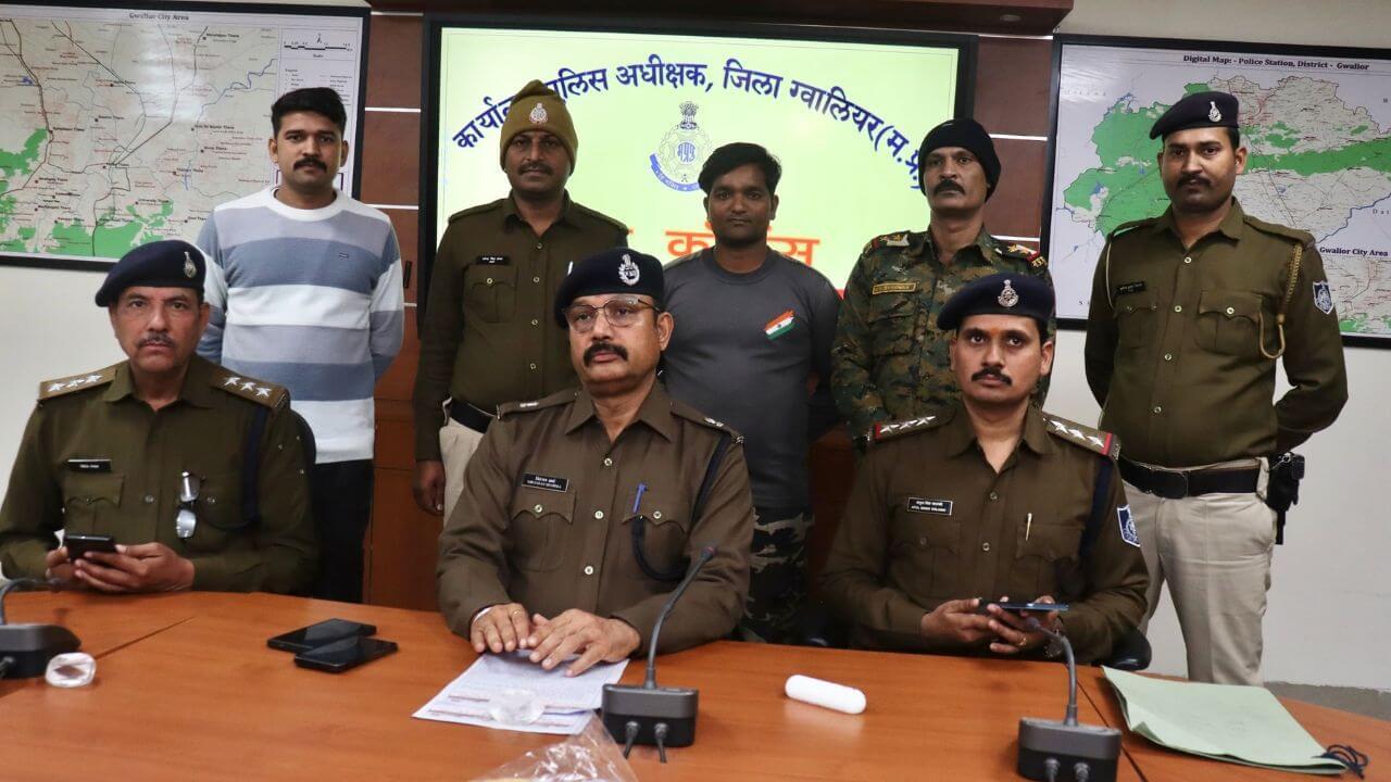 कर्जे में डूबा ससुर, दामाद से पैर में पड़वा ली गोली, फिर रच दी ढाई लाख रुपये की लूट की फर्जी कहानी