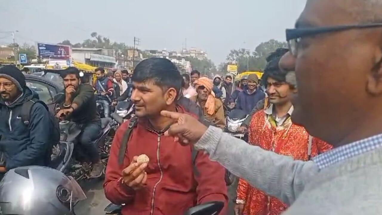 मकर संक्रांति पर इंदौर पुलिस वाहन चालकों को तिल गुड़ के लड्डू खिलाकर करा रही मुंह मीठा, जानें इसकी वजह