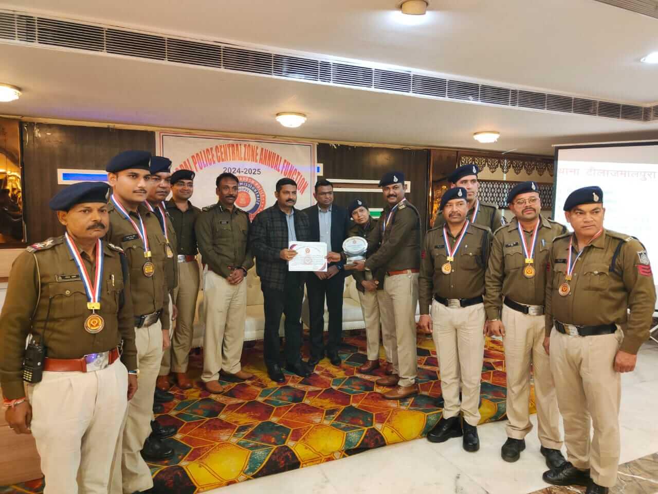 भोपाल पुलिस सेंट्रल जोन 2024 अवार्ड वितरण समारोह, पुलिसकर्मियों को मिला उनकी निष्ठा और कड़ी मेहनत के लिए पुरस्कार
