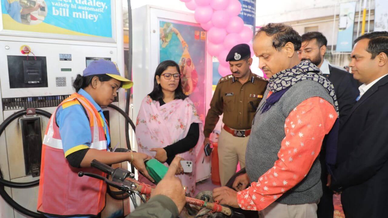 महिला सशक्तिकरण की दिशा में ग्वालियर जिला प्रशासन की अनूठी पहल, पेट्रोल पंपों पर फ्यूल डिलेवरी वर्कर की भूमिका में “शक्ति दीदी”