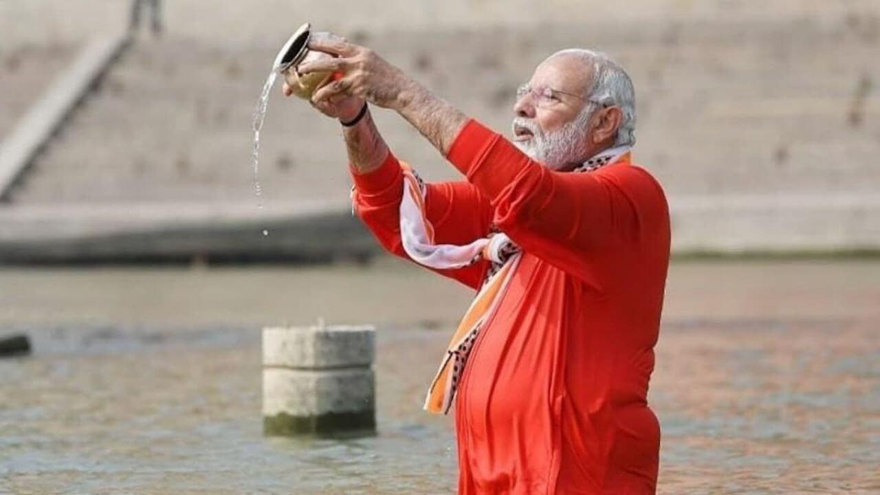 PM Modi Mahakumbh Visit: प्रधानमंत्री ने संगम में लगाई आस्था की डुबकी, आचमन कर मां गंगा को किया प्रणाम