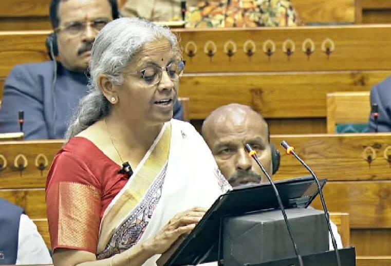 Budget 2025: बजट में क्या हुआ महंगा, क्या सस्ता? यहां देखें पूरी लिस्ट