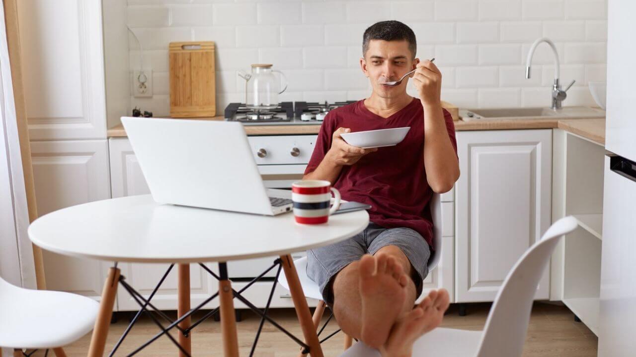 घर में इस दिशा की ओर मुंह करके न खाएं वरना हो जाएंगे कंगाल, जानिए सही नियम