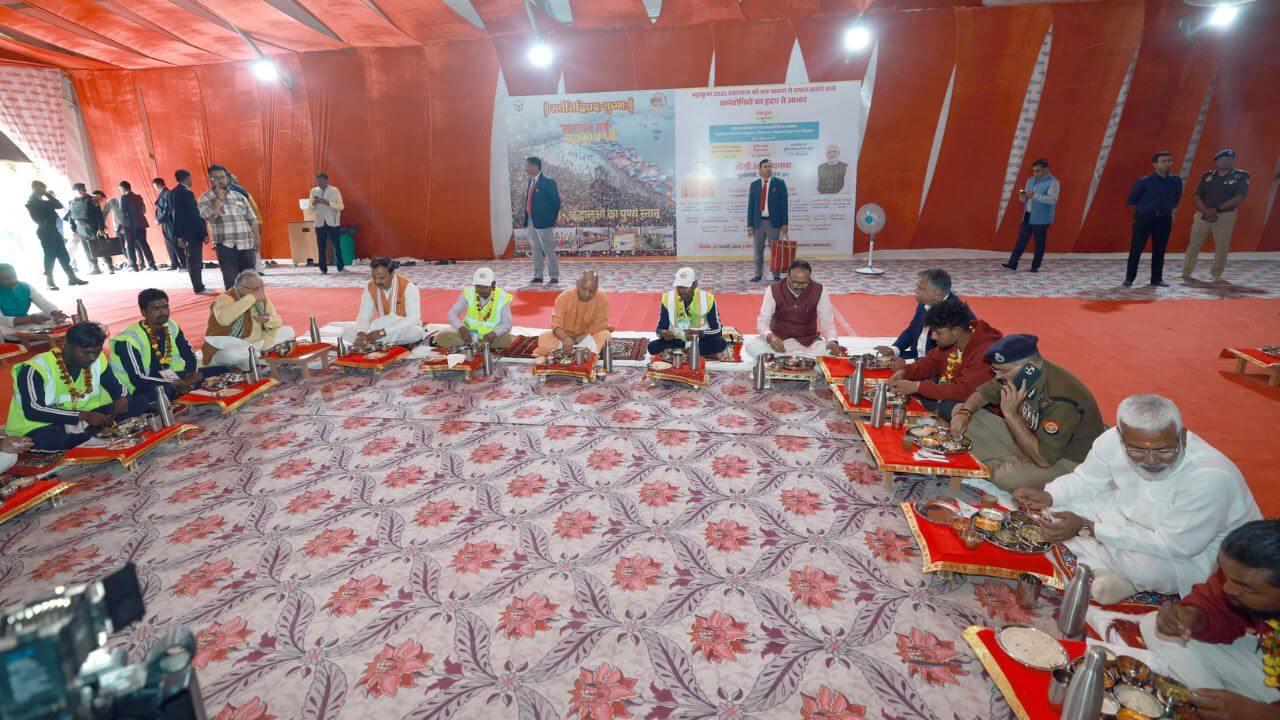 महाकुंभ 2025 में सेवा देने वाले स्वच्छताकर्मियों, स्वास्थ्यकर्मियों को 10,000 रुपये का अतिरिक्त बोनस, सीएम योगी ने मासिक वेतन 16,000 करने की घोषणा की