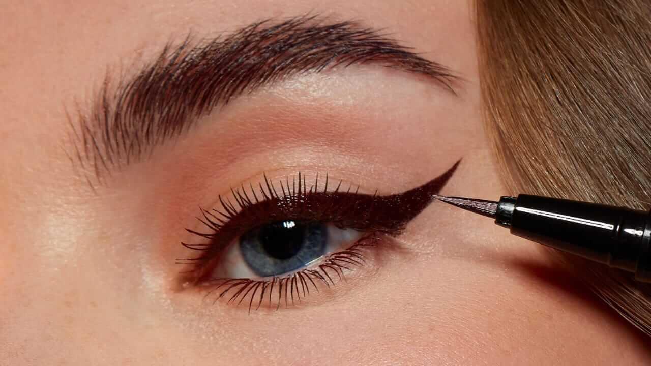 Eyeliner लगाते समय कांपते हैं आपके हाथ? बहुत काम आएंगे ये आसान से हैक्स, मिलेगा परफेक्ट लुक