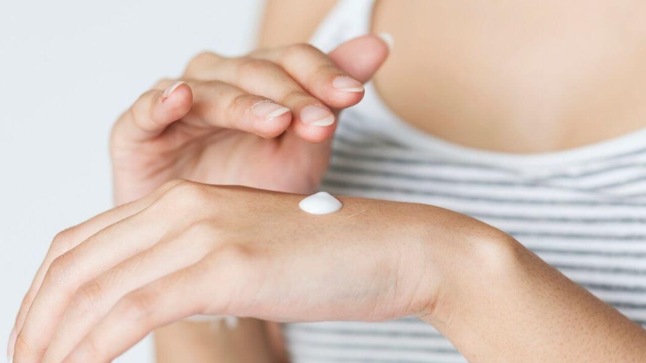 कहीं आप भी चेहरे पर तो नहीं लगा लेते हैं बॉडी लोशन? जानें इसके खतरनाक नुकसान