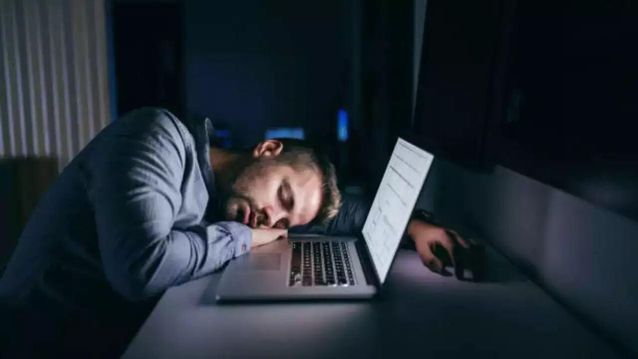 डेस्क पर प्रतिदिन 12 या उससे अधिक घंटे बिताना मेंटल हेल्थ को कर सकता है खराब, अपनाएं ये बचाव टिप्स