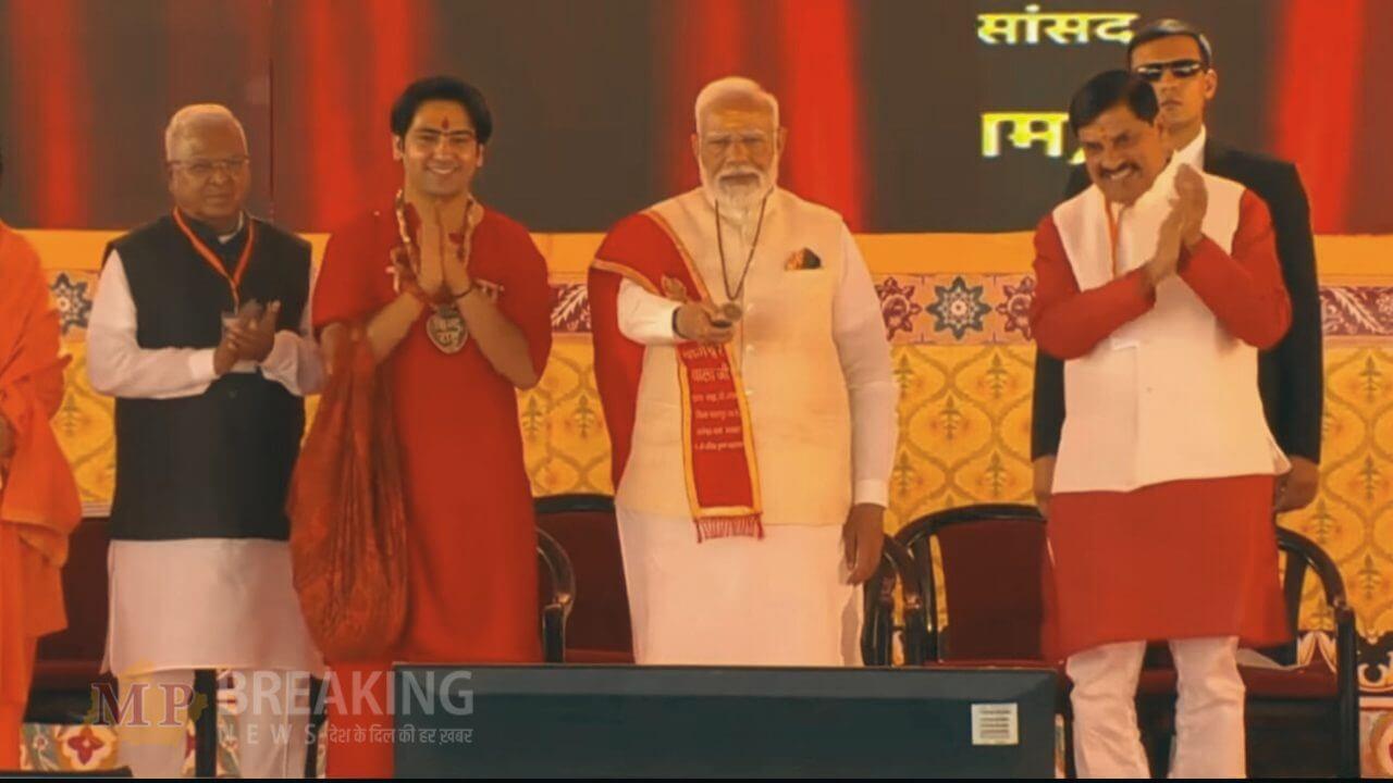 पीएम मोदी ने छतरपुर के बागेश्वर धाम में किया कैंसर अस्पताल का शिलान्यास, बड़ी घोषणा ‘देश के हर जिले में खुलेंगे कैंसर डे केयर सेंटर’