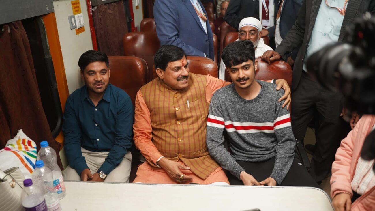 इंटरसिटी एक्सप्रेस में अचानक यात्री बन सवार हुए मुख्यमंत्री डॉ मोहन यादव, यात्रियों से की खूब बाते, जमकर खिलखिलाए