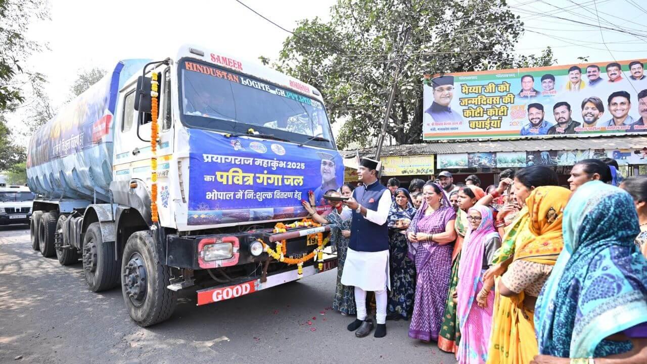 भोपाल: हर घर में पहुंचेगा महाकुंभ का गंगा जल, मंत्री विश्वास सारंग ने किया टैंकर का पूजन