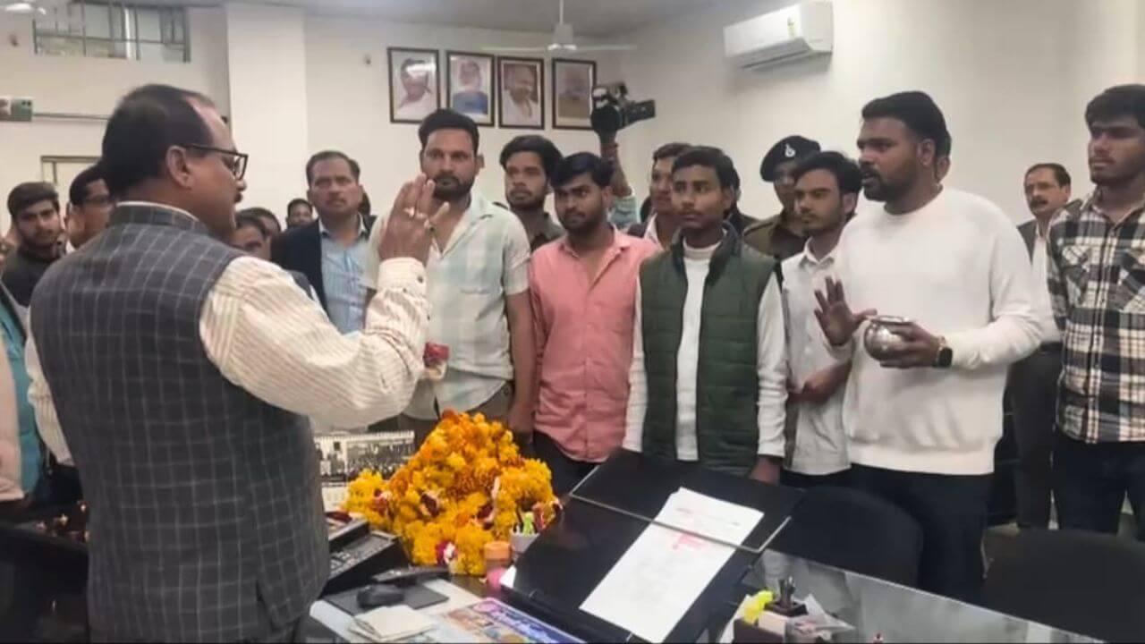 जीवाजी विश्वविद्यालय में नए कुलगुरु के पदभार ग्रहण किया, NSUI ने कुर्सी को गंगाजल धोने का प्रयास किया, तीखी बहस और हंगामा