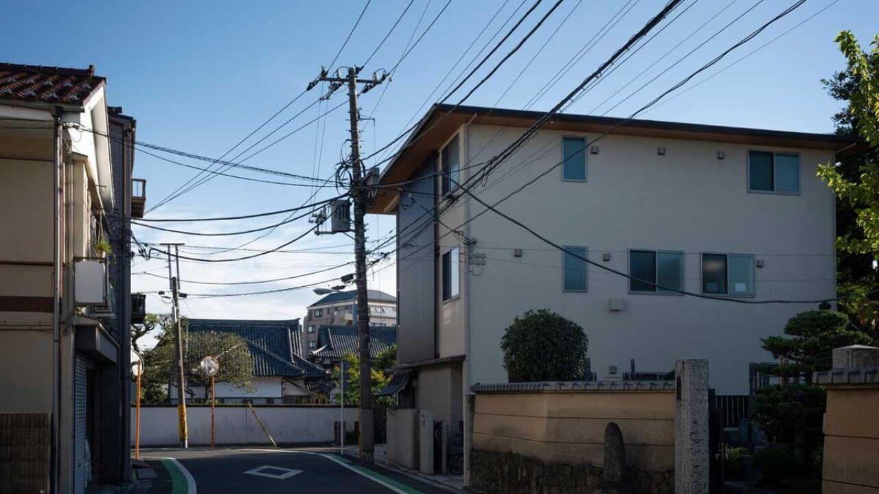 क्या आपके घर के सामने बिजली का खंभा है? जानिए वास्तु के अनुसार शुभ है या अशुभ