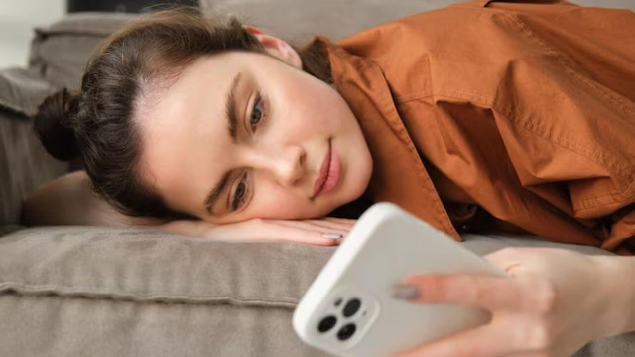 सोशल मीडिया की लत और करियर तनाव से परेशान युवा? पेरेंट्स इन तरीकों से करें मदद