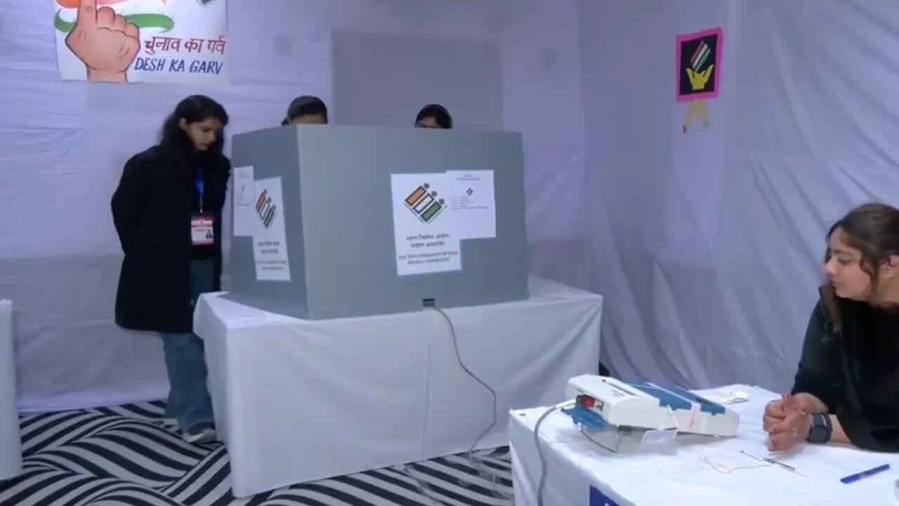 दिल्ली में किसकी सरकार : 70 सीटों पर वोटिंग जारी, पोलिंग बूथों पर मतदाताओं की लंबी कतार, फैसला शनिवार को