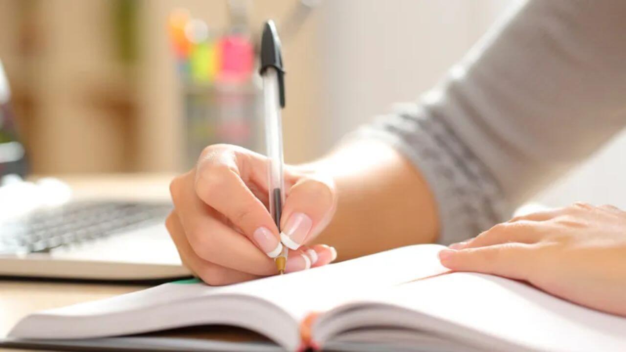 एग्जाम में अच्छे नंबर लाने के लिए अपनाएं ये राइटिंग स्किल्स, मिल सकते हैं अच्छे मार्क्स!
