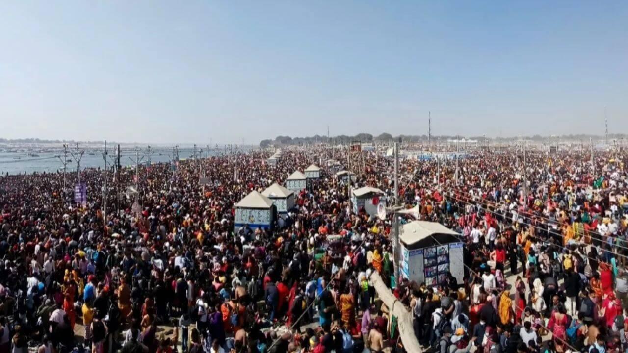 महाकुंभ में वीकेंड पर उमड़ी श्रद्धालुओं की भीड़, 25 किलोमीटर तक लगा जाम, पुलिस-प्रशासन अलर्ट