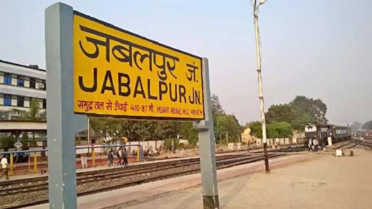 जबलपुर रेलवे स्टेशन पर विक्षिप्त युवक ने किया हंगामा, टिकट काउंटर को पहुंचाया नुकसान