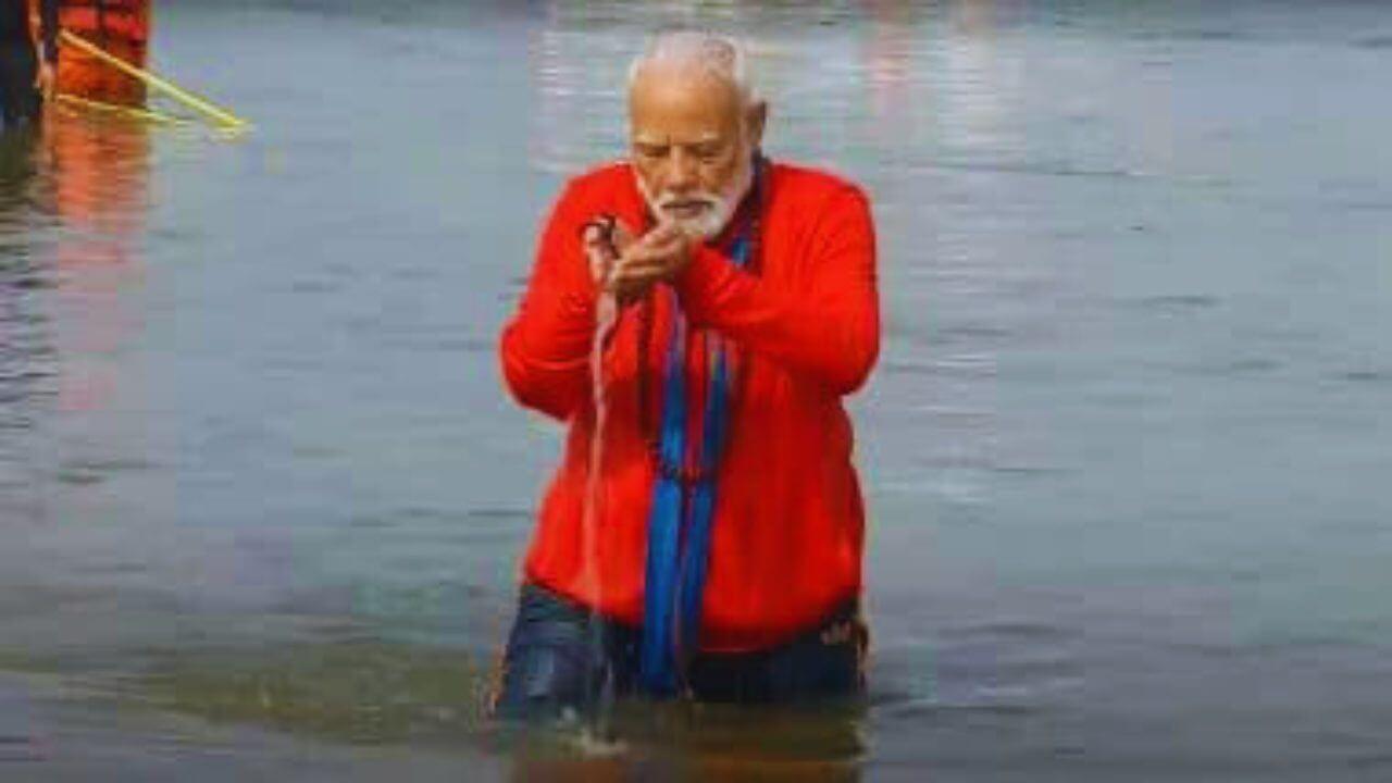 प्रधानमंत्री मोदी ने प्रयागराज महाकुंभ में लगाई आस्था की डुबकी, संगम नदी में किया पवित्र स्नान