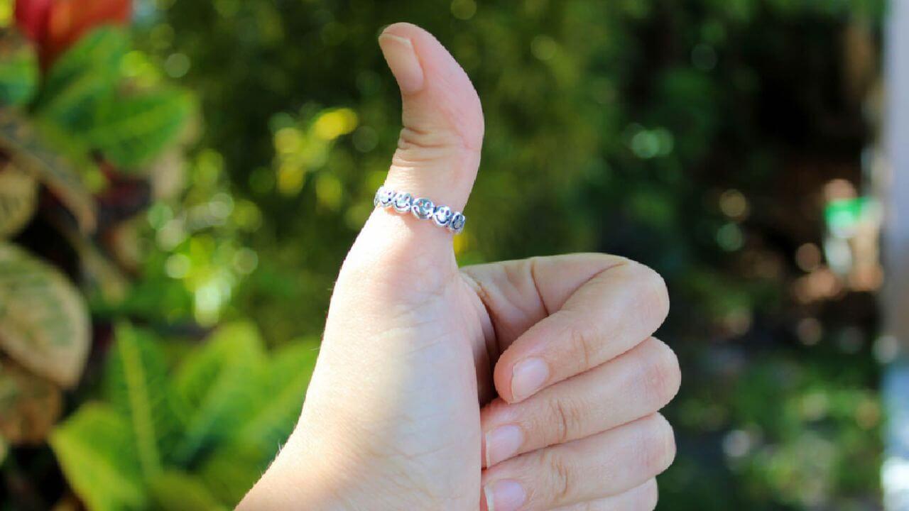 इस अंगुली में पहनें चांदी का छल्ला, मान-सम्मान की होगी प्राप्ति, बढ़ेंगे आय के साधन, जानें धारण करने के नियम और लाभ