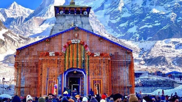 केदारनाथ धाम में मोबाइल पर सख्त पाबंदी, रील बनाने पर लगेगा भारी जुर्माना, मंदिर समिति ने लिया बड़ा फैसला