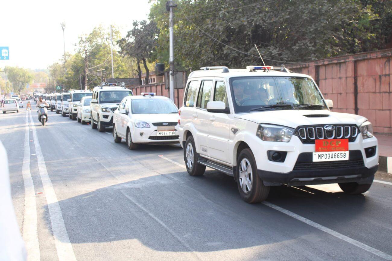 होली और ईद को लेकर पुलिस मुस्तैद, निकाला फ्लैग मार्च, संवेदनशील इलाकों में फोर्स तैनात