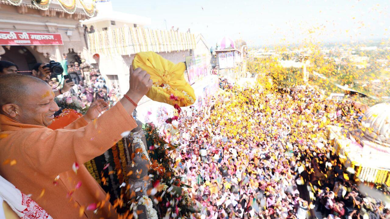 मथुरा में ‘रंगोत्सव-2025’ का शुभारंभ,सीएम योगी ने खेली फूलों की होली, बोले- राधा रानी दिव्य दर्शन-पूजन से अद्भुत आनंद की अनुभूति हुई