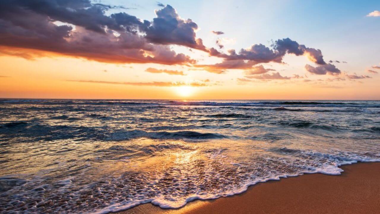 दुनिया के वो 4 समुद्री तट जहां रेत का रंग है हरा, जानें इसका कारण