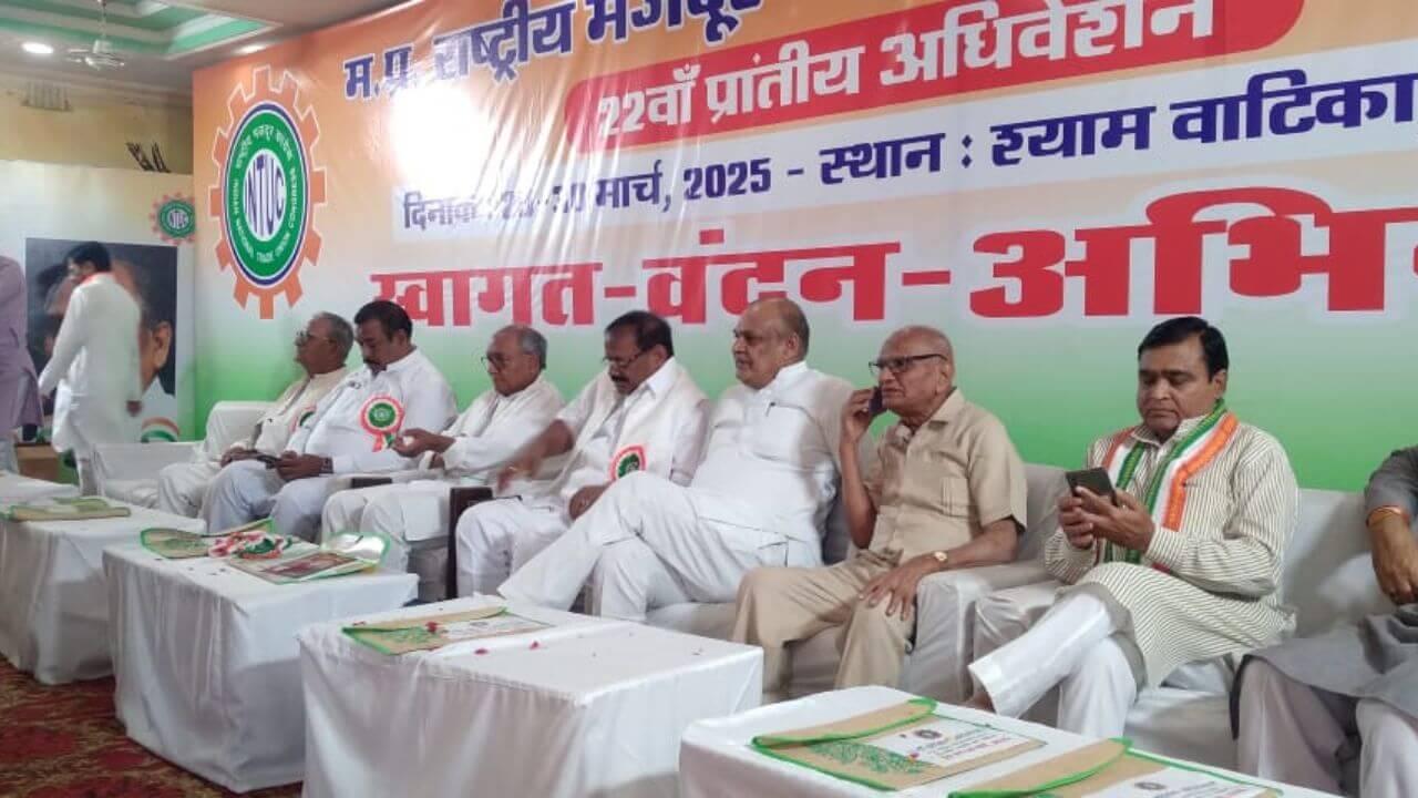 दिग्विजय सिंह का हमला, बोले- BJP भावनाएं भड़काकर राजनीति करती है, बेरोजगारों को आकांक्षी युवा कहने पर कसा तंज