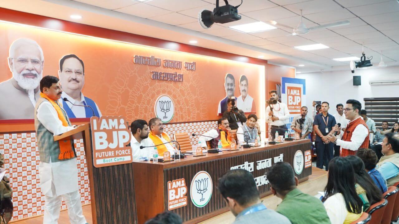 परिवारवाद पर BJP का प्रहार, PM Modi की मंशा के मुताबिक राजनीति में अब प्रोफेशनल्स की एंट्री, सीएम डॉ मोहन यादव व वीडी शर्मा ने कही बड़ी बात