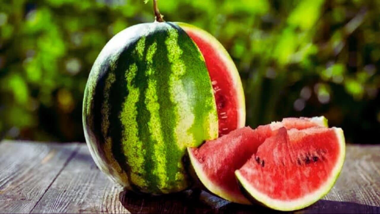 तरबूज: स्वाद, सेहत और सावधानी, गलत तरीके से खाएं तो हो सकता है भारी नुकसान