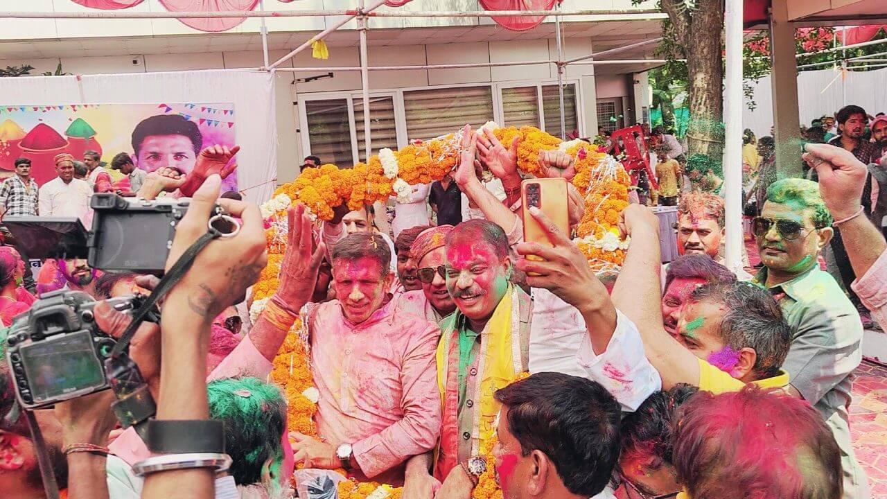 रंगपंचमी पर कांग्रेस कार्यालय में बिखरा अबीर-गुलाल, जीतू पटवारी और उमंग सिंघार ने गाया ‘रंग बरसे’, जमकर थिरके कार्यकर्ता