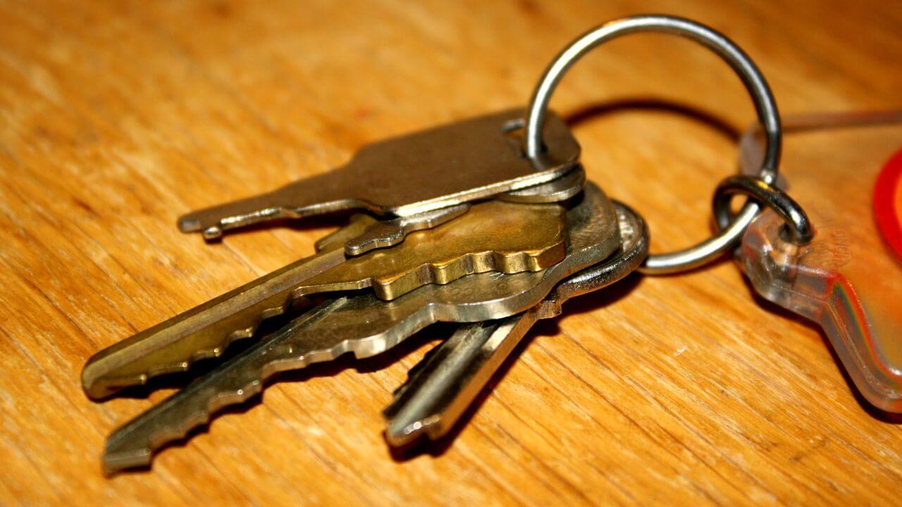 गलत जगह रखी हुई चाबियां बंद कर सकती हैं तरक्की का ताला, जानें सही वास्तु नियम