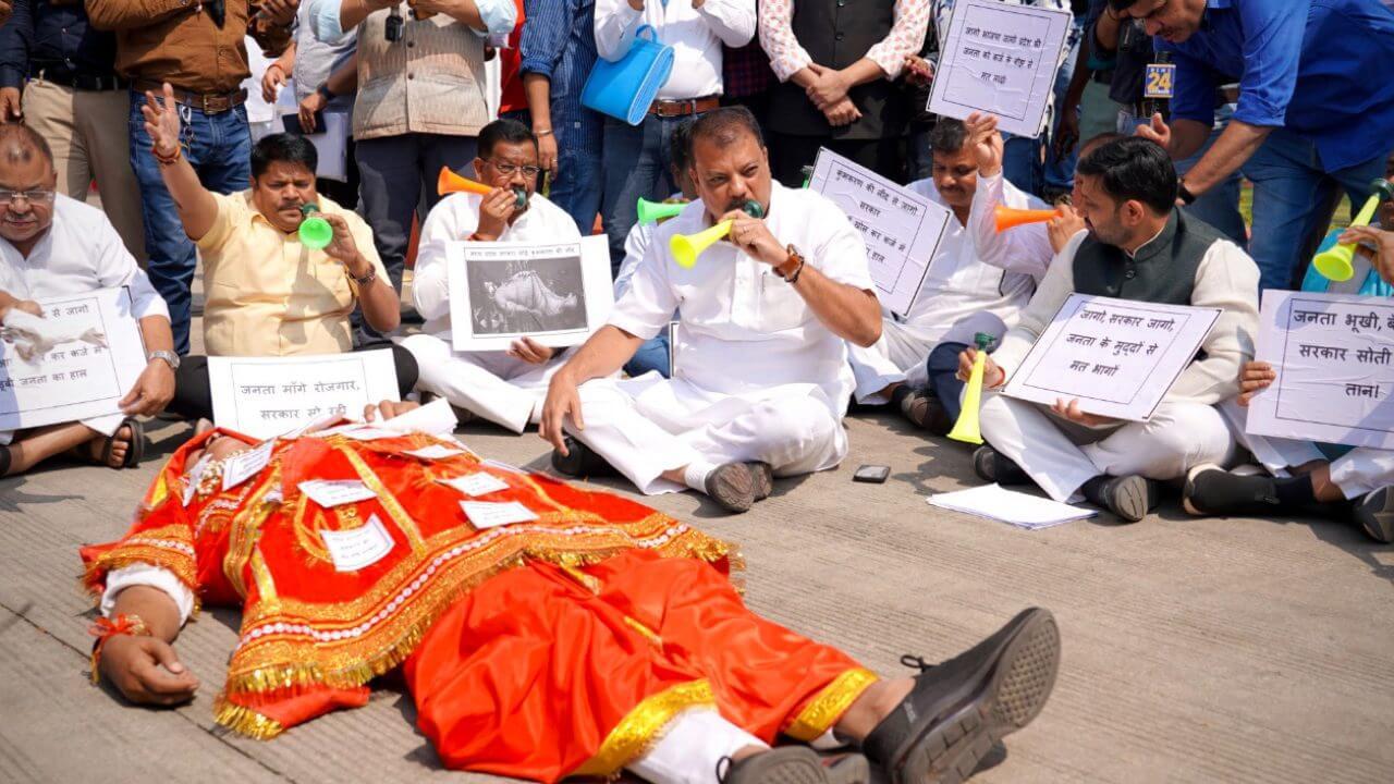 MP Vidhan Sabha : कांग्रेस ने सरकार पर लगाया ‘कुंभकरण की नींद’ सोने का आरोप, जगाने के लिए बजाई बीन, बीजेपी ने ‘नाटक’ करार दिया