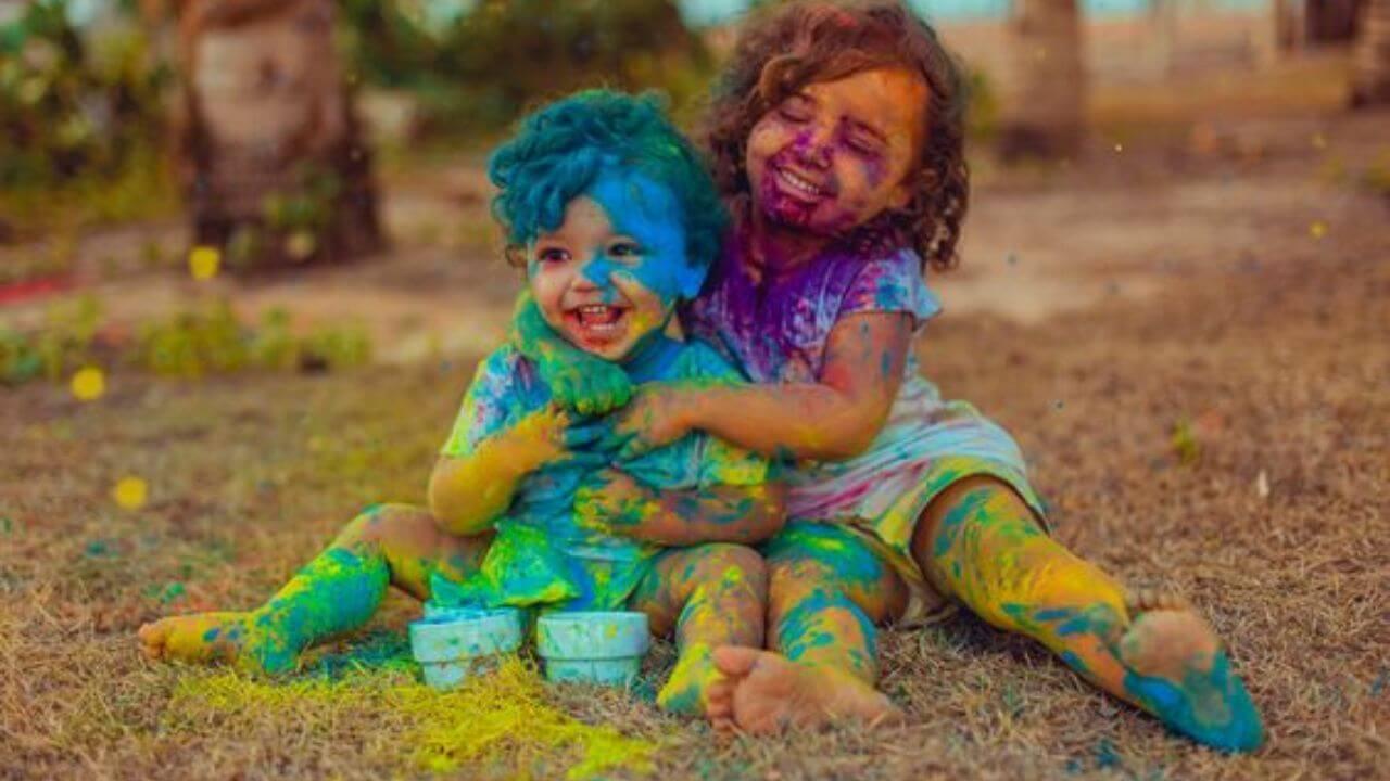 होली पर जन्में बच्चे को दें ये सुंदर नाम, खुशियों के रंग से भर जाएगा जीवन