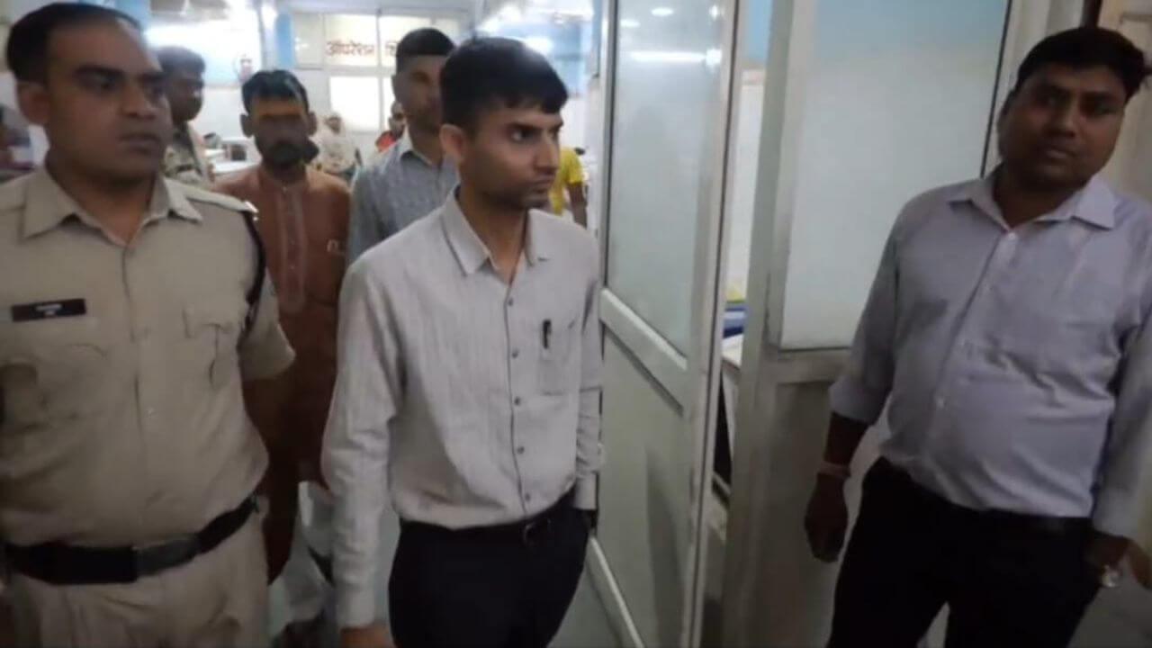 RTI एक्टिविस्ट आशीष चतुर्वेदी घर से गिरफ्तार, विरोध के चलते हंगामा, पुलिस पर लगाये गंभीर आरोप