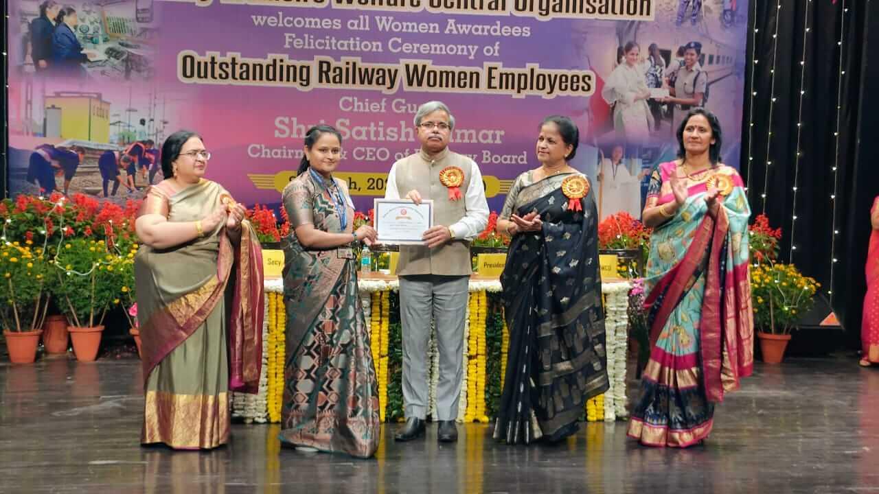 भोपाल मंडल की बेटी कल्पना चौरे का दिल्ली में सम्मान, बनीं WCR की गौरवशाली पहचान, मालगाड़ियों के वैगनों पर करती हैं वेल्डिंग का कठिन काम