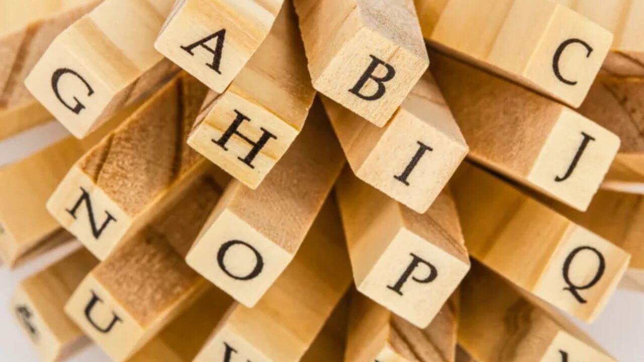 बहुत केयरिंग और भावुक होते हैं इस नामाक्षर के लोग, जानें कैसी रहती है इनकी लव लाइफ